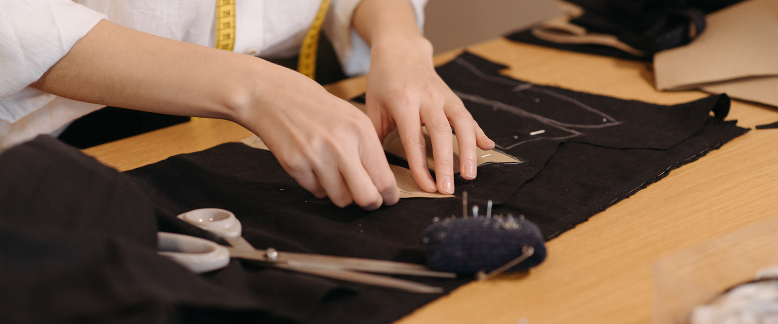 El Arte de Crear Bolsos con Corazón: Cómo Empecé Mi Viaje en el Diseño de Accesorios